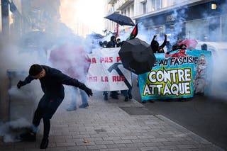 متظاهرون يشتبكون مع شرطة مكافحة الشغب في نانت